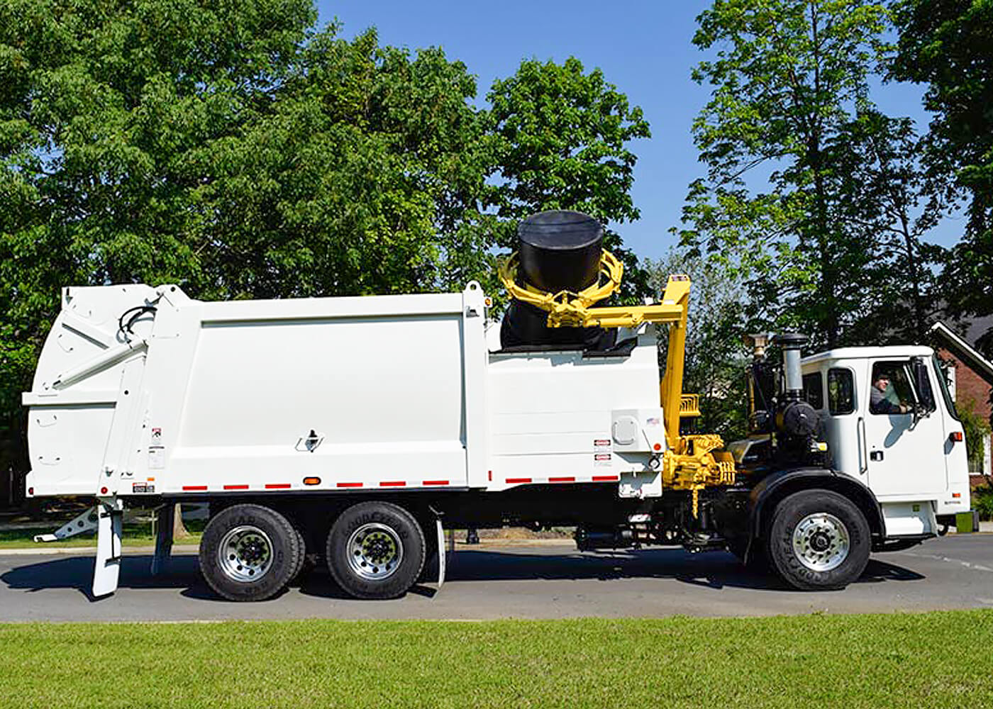 DuraPack Rapid Rail side load garbage truck for commercial trash collection