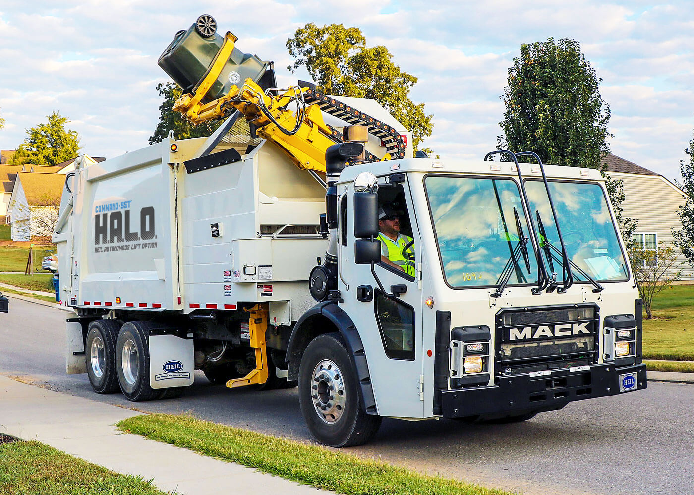 Autonomous HALO Sideload Garbage Truck Option from Heil