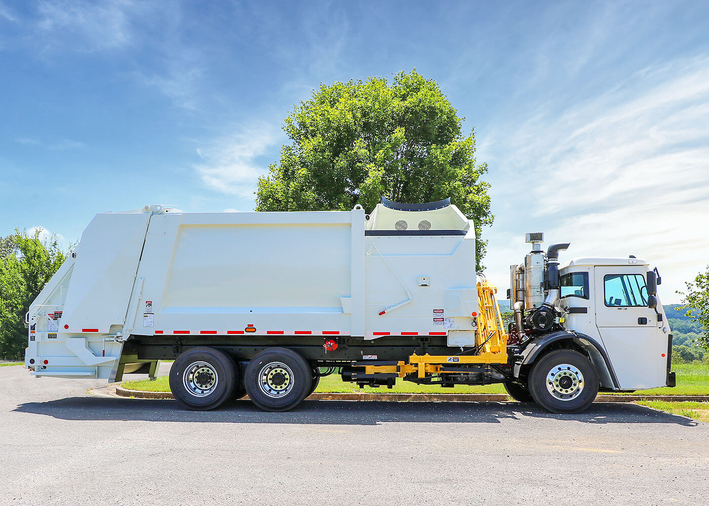 Multipack garbage truck with sideload arm and rearload body