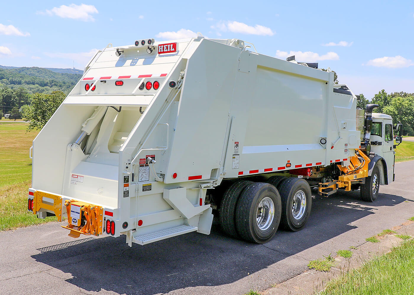 Dual Sideload and rearload garbage truck from Heil